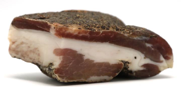 厚い白い脂身と赤い肉の層が見えるグアンチャーレの断面