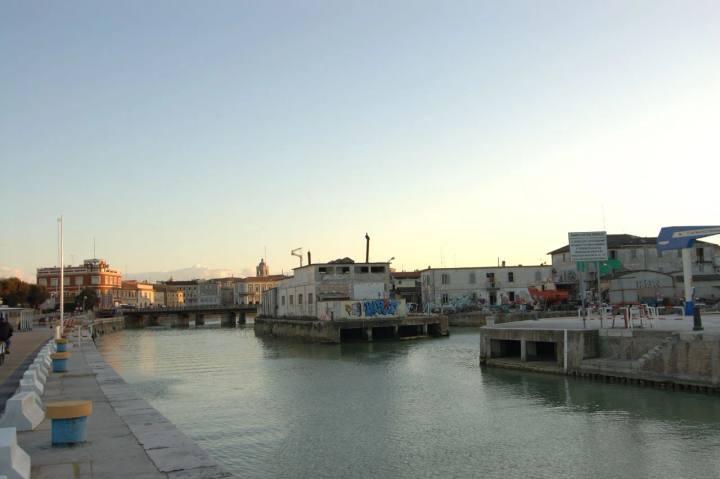 セニガッリアの運河港と水辺の建物
