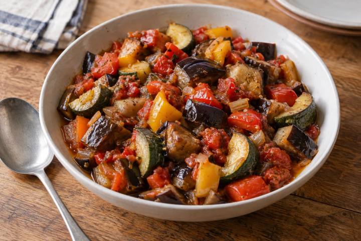 なす、ズッキーニ、パプリカ、トマトの形が残った野菜の煮込み