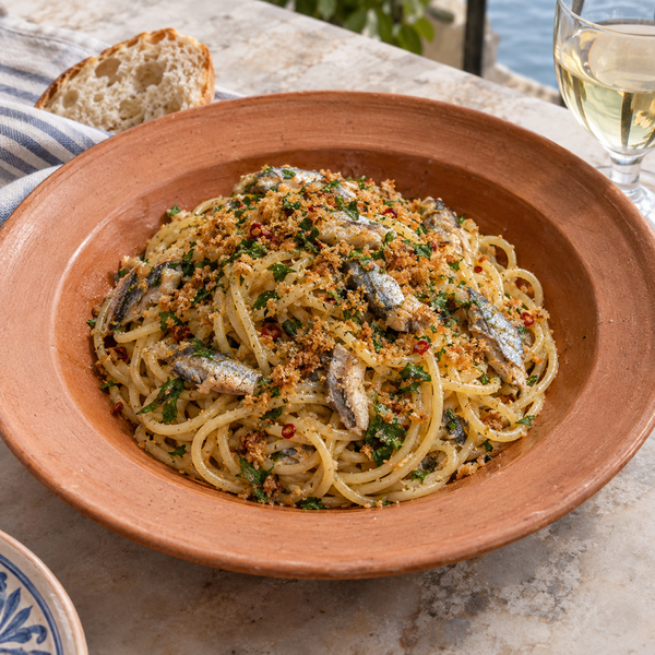 Spaghetti con alici fresche e pangrattato